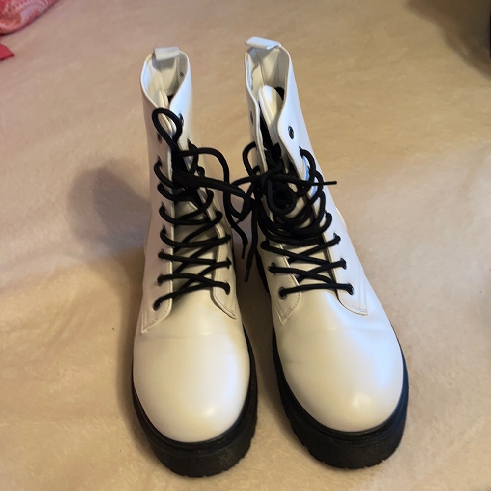 Seven Dials White boots size 8